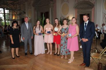 Das Bild zeigt die besten Abschlusschüler der Grund- und Mittelschule Oettingen. 