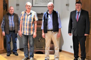 Von links: Anton Seeler, Herbert Harsch, Franz-Josef Leix, Bürgermeister Josef Reichensberger