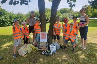 Die Kinder sorgten während des Ferienprogramms auch dafür, dass die Umgebung rund um den Stauferpark von Müll befreit wurde. 