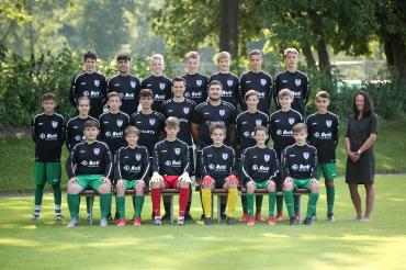 Das U15-Team mit den Trainern Fabian Schmidt, Simon Lösch und Lukas Eberhardt sowie Silke Merkl von der Firma Heizung + Sanitär Merkl GbR. 