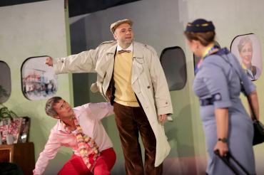 Spielszene aus Boeing Boeing mit Steffen Höhn, Dominic Bierau und Tine Michel