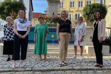 Sechs Frauen vor Wemdinger Marktplatzbrunnen