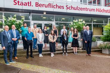Sie haben ihre Ausbildung erfolgreich abgeschlossen, die Bäcker und Bäckerinnen sowie die Bäckereifachverkäuferinnen an der Berufsschule Höchstädt. Auf dem Bild sind sie mit ihren Mitschülern und Mitschülerinnen aus dem Landkreis Günzburg zu sehen, sowie mit Rupert Diethei, Obermeister der Bäckerinnung Nordschwaben (rechts), dem stellvertretenden Kreishandwerksmeister Joachim Sigg (zweiter von rechts) sowie Schulleiter Gerhard Weiß und Höchstädts Bürgermeister Gerrit Maneth (von links) zu sehen.