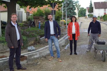 Vier Personen auf im Bau befindlicher Straße