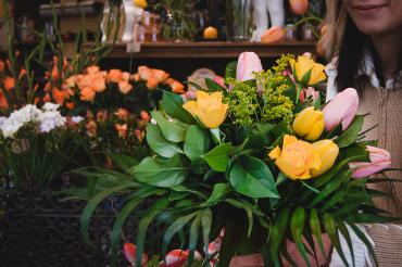 Frau mit Blumenstrauß