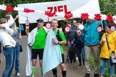 Die beiden Lauffreunde nach über 100 Kilometern glücklich im Ziel. 