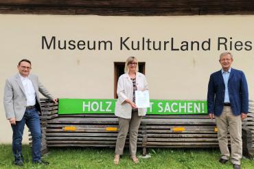 Ulrich Lange, Ruth Kilian und Peter Schiele vor Museum KulturLand-Ries