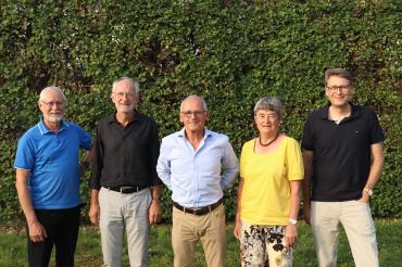 Auf dem Bild zu sehen (von links): Peter Hirt, Wulf-Diether Betz (neuer Kassier), Hermann Schröder, Sibylle Lutzkat, Dr. Christian Auer (scheidender kassier). 