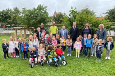 Frankenraster Geschäftsführer Hans-Joachim Meinert, Geschäftsführer der Zweirad Uhl GmbH Anton Uhl, Bürgermeister Walter Grob, Sparkassen Geschäftsstellenleiter Manfred Heinz, Elternbeiratsmitglied Anita Meinert und Kindergartenleitung Iris Czesch freuen sich gemeinsam mit den Kinder des Buchdorfer Kindergartens über die gelungene Spendenaktion.