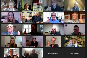 Screenshot einer Videokonferenz mit 20 Teilnehmer*innen, die Daumen nach oben zeigen