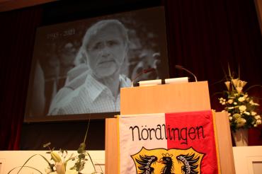 SW-Bild von Gerd Müller, davor Pult mit Nördlingen-Flagge