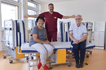 Glühwürmchen-Vorsitzende Rosmarie Schweyer und Schatzmeister Walter Ernst (rechts) übergaben an Stationsleiter Christoph Breu (hinten) fünf Begleitbetten. 