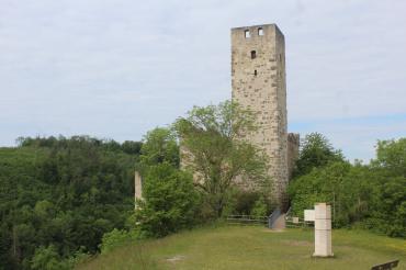 Burgruine Niederhaus im Ederheimer Ortsteil Hürnheim. 