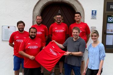 Rupert Vogel, Benjamin Beck, Stefan Pfeifer und Stefan Mittring. Vordere Reihe von links: Kapitän Kevin Köhler, Martin und Katrin Kilian vom Hotel Restaurant Straussen in Harburg