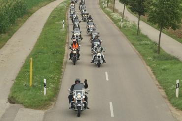 Motorradkonvoi fährt auf Straße