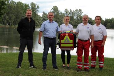 Auf dem Bild sind Geschäftsleiter der Gemeinde Tapfheim Stephan Henne, 1. Bürgermeister der Gemeinde Tapfheim Karl Malz, Jugendleiterin der Wasserwacht Tapfheim Gabriela Gnad, 1. Vorsitzender der Wasserwacht Tapfheim Hermann Wöss und der technische Leiter der Wasserwacht Tapfheim Gregor Sabasch zu sehen 