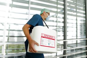 Auf dem Bild zu sehen der Transport einer Organbox. 