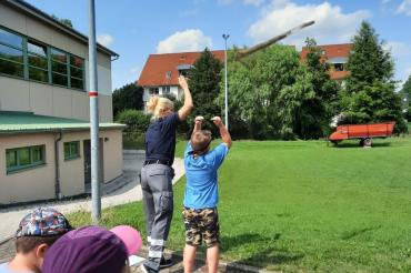 Insgesamt versuchten sich 18 Teilnehmer*innen an historischen Sportdisziplinen wie dem "Baumstammwerfen". 