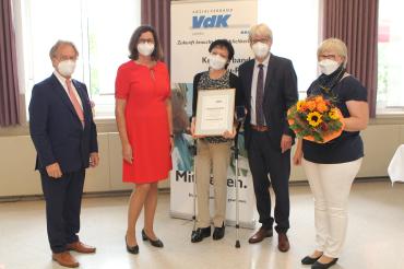 Birgit Götz (dritte v. li.) wurde das Ehrenzeichen in Gold des VdK Deutschland ausgezeichnet. Die Auszeichnung überreichten v.l.n.r. Kreisvorsitzender Leo Nagel, Landtagspräsidentin Ilse Aigner, Landesgeschäftsführer Michael Pausder und Kreisgeschäftsführerin Sylva Gebhard.