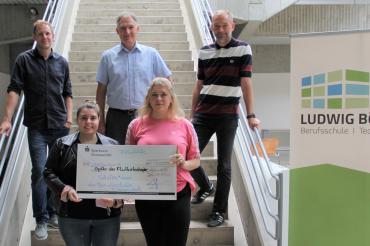 Hinten: Verbindungslehrer Thomas Bamberger und Uwe Schmid, in der Mitte Schulleiter Peter J. Hoffmann, vorne: Schülersprecherinnen Jasmine Müller WGH 11a und Lea Stilz (EHO10). 