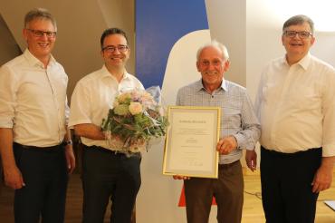 Gelungene Überraschung bei der jüngsten Aufsichtsratssitzung (von links): Bernhard Ströbele (stv. Vorstandsvorsitzender RVB Ries), Prof. Dr. Markus Glück (Vorsitzender des Aufsichtsrates), Gerhard Hubel, Paul Ritter (Vorstandsvorsitzender RVB Ries) 