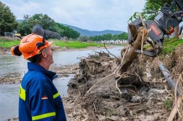 THW-Helfer befreien die Gaspipeline von Treibholz und helfen so bei der Instandsetzung 