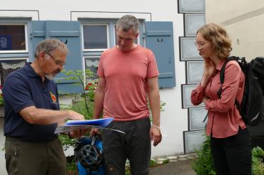Anhand alter Zeichnungen veranschaulichte  Geoparkführer Kurt Kroepelin beim Rundgang mit den Landtagsabgeordneten Christian Zwanziger und Eva Lettenbauer (v.l.) die Entwicklung Nördlingens. 