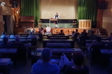 Begrüßung durch den zweiten Vorstand Jürgen Reiter im Kino der Goldenen Gans.