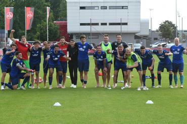 Die Spieler des TSV Rain bejubeln den Sieg über den 1. FC Nürnberg. 
