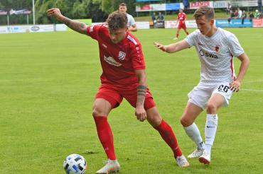 Trotz seines zwischenzeitlichen Treffers zum 1:3, müssen sich Dominik Bobinger und der TSV Rain am Ende deutlich mit 2:4 geschlagen geben. 