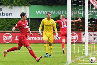 Jonas Greppmeir freut sich mit ausgebreiteten Armen über sein Tor - links Stefan Müller