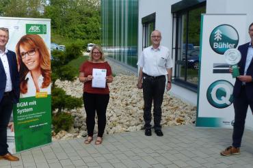 Auf dem Bild sind AOK-Direktor Michael Meyer, Carolin Dürr (Bereich Personal), Werkleiter Helmut Schreiber und Alexander Riedel (Bereich Arbeitssicherheit) zu sehen