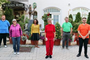 Der Bezirksvorstand der schwäbischen Grünen steht für Diversität. Von links nach rechts: Markus Schnitzler (Augsburg), Elfriede Roth (Sonthofen), Sabrina Harper (Augsburg, Eveline Kuhnert (Burgau), Albert Riedelsheimer (Donauwörth), Alpay Artun (Neu-Ulm)
