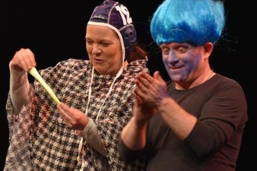 Von links: Kerstin und Sepp Egerer in den Rollen des Theaterstücks "Der kleine Zimperlump".