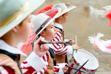 Buben in Uniformen der Knabenkapelle beim Marsch