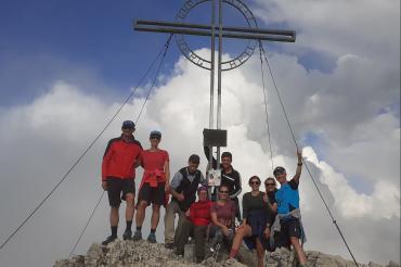 Auf dem Bild zu sehen der Lauftreff am Gipfelkreuz.