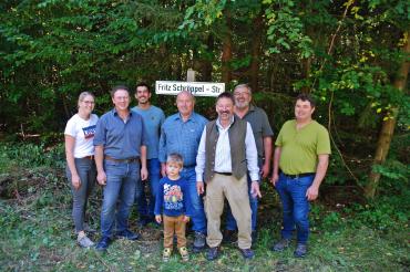 1.Vorsitzender Karl Stumpf mit der Vorstandschaft der Karab und Fritz Schröppel bei der Einweihung der Fritz-Schröppel-Straße (v.l. Kassier Julia Tschunke, Schriftführer Thomas Wiedemann, Beisitzer Benjamin Lanzer, Fritz Schröppel mit Enkel Lorenz Gaudera, 1. Vorsitzender Karl Stumpf,  2. Vorsitzender Heinz Schreitmüller und Beisitzer Thomas Kornmann)