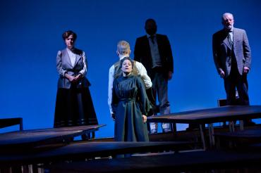 Auf dem Bild zu sehen: Szene aus dem Theaterstück Marie Curie.