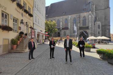 Auf dem Bild zu sehen Daniel Wizinger (Leiter Sachgebiet Tourist-Information), Oberbürgermeister David Wittner, Stefan Thomma (Autor), Matthis Lehmann (Inhaber Buchhandlung Bücher Lehmann).