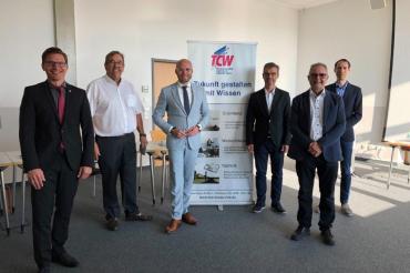 Bild zeigt von links Oberbürgermeister David Wittner, Karl-Heinz Bachmann (Geschäftsführer MEBA Biogas GmbH), Dr. Fabian Mehring (MdL; Parlamentarischer Geschäftsführer der Freien Wähler), Dipl.-Ing. (FH) Josef Wolf (Geschäftsführer TCW), Ing. Leo van Bree (Geschäftsführer MEBA Biogas GmbH) und Prof. Dr. Florian Kerber (Hochschule Augsburg).