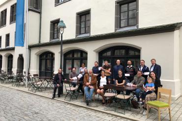 Auf dem Bild zu sehen die teilnehmenden Gastronomen und Gastronominnen aus Nördlingen zusammen mit Stadtmarketingverein und Oberbürgermeister David Wittner.