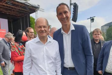 Auf dem Bild zu sehen Christoph Schmid und Olaf Scholz.