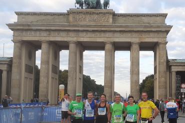  Auf dem Foto vor dem Brandenburger Tor von links, Hans Niederhuber, Philipp Moll, Dorothea Gaudernack, Bernhard und Christina Satzenhofer und Thomas Jakob. 