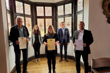 v.l. Friedrich Beck, Michaela Kleebauer (Leiterin Sachgebiet Personalwesen), Christine Simbeck, Oberbürgermeister David Wittner und Thorsten Vogelgsang (Leiter Sachgebiet Bauverwaltung und Bauordnung)