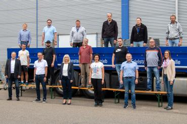 Das Bild von der Mitarbeiterehrung bei Eisen-Fischer zeigt oben auf der LKW-Ladefläche von links Betriebsratsvorsitzenden Werner Baur und die Jubilare für zehn Jahre Betriebszugehörigkeit. Vorne stehen von links Geschäftsführer Volker Baumgärtner die beiden Jubilare für 40 Jahre Betriebszugehörigkeit, die beiden Geehrten für 25 Jahre Firmenzugehörigkeit sowie Personalleiterin Carmen Fettinger.