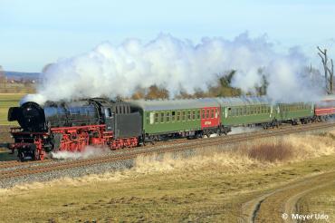 Der Dampfschnellzug „Oberpfalz“ mit der Schnellzugdampflok 001 180-9. 