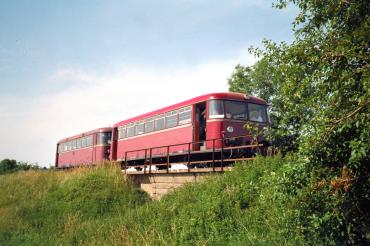 Auf dem Bild zu sehen der Schienenbus.