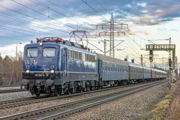 Auf dem Bild: Der Sonderzug Luther, gezogen von einer historischen Elektrolokomotive und  aus Schnellzugwagen im Stil der 1950er/1960er Jahre gebildet wird.
