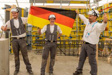 Von Links: Die beiden Teilnehmer und Gewinner Niklas Berroth und Julian Kiesl, Bundestrainer Josef Leberle