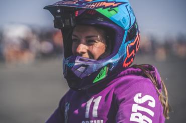 Motorradfahrerin mit Helm